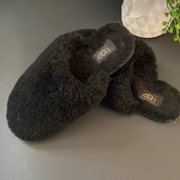 Ugg Size 6 Black Slippers - Picture 4 of 5